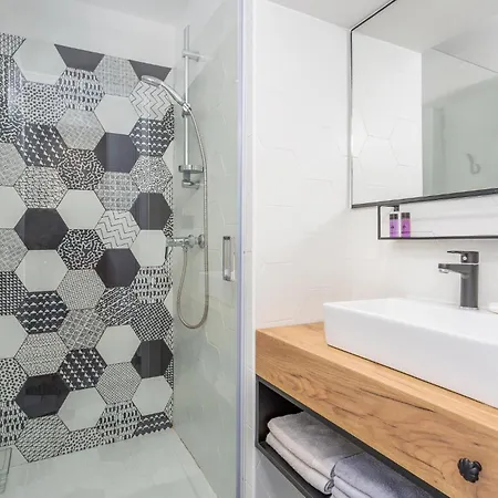 Pet Friendly In With Kitchen *
