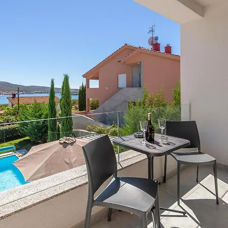 Pet Friendly In With Kitchen Kornić