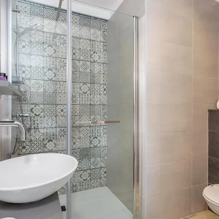 Pet Friendly In With Kitchen * Kornic
