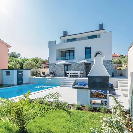 Pet Friendly In With Kitchen